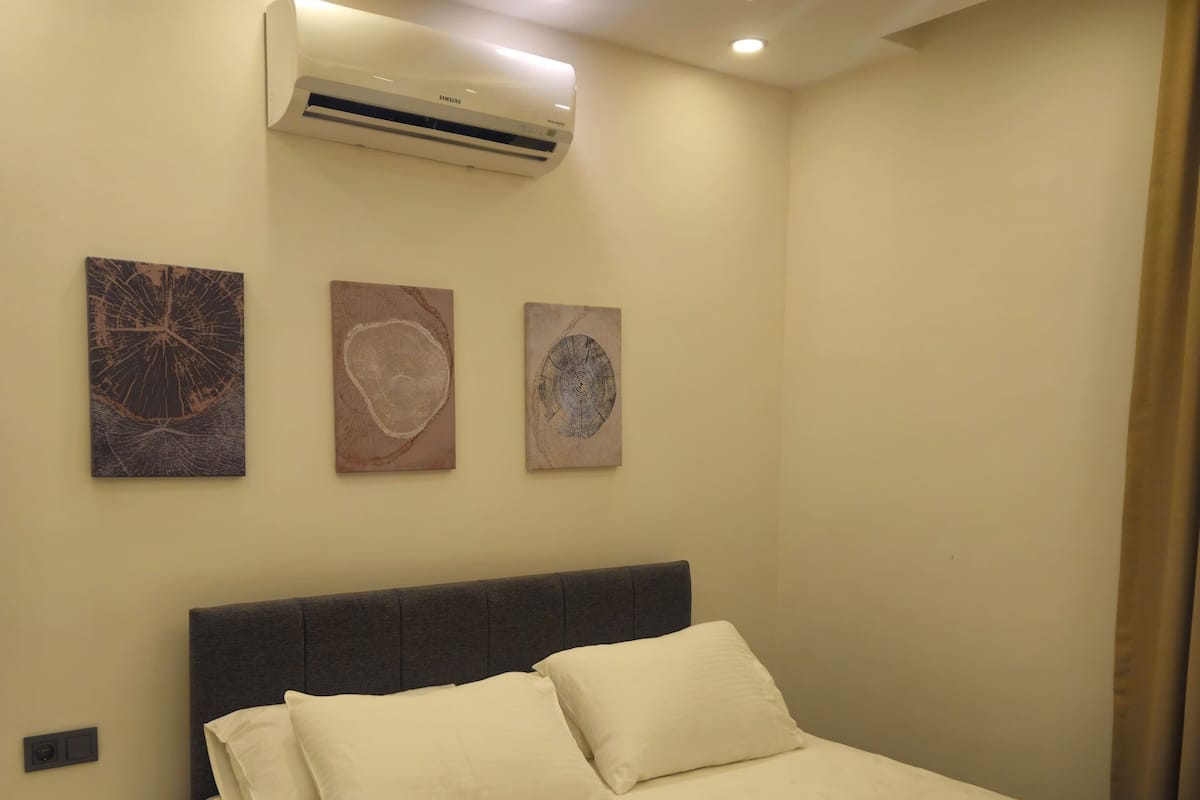 Comfort Condo | 1 bedroom, individually decorated, desk, laptop workspace