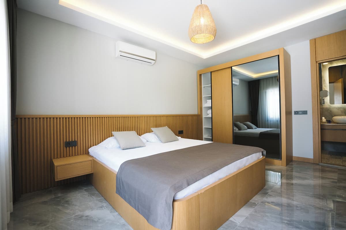 Deluxe Studio | 1 bedroom, individually decorated, desk, laptop workspace