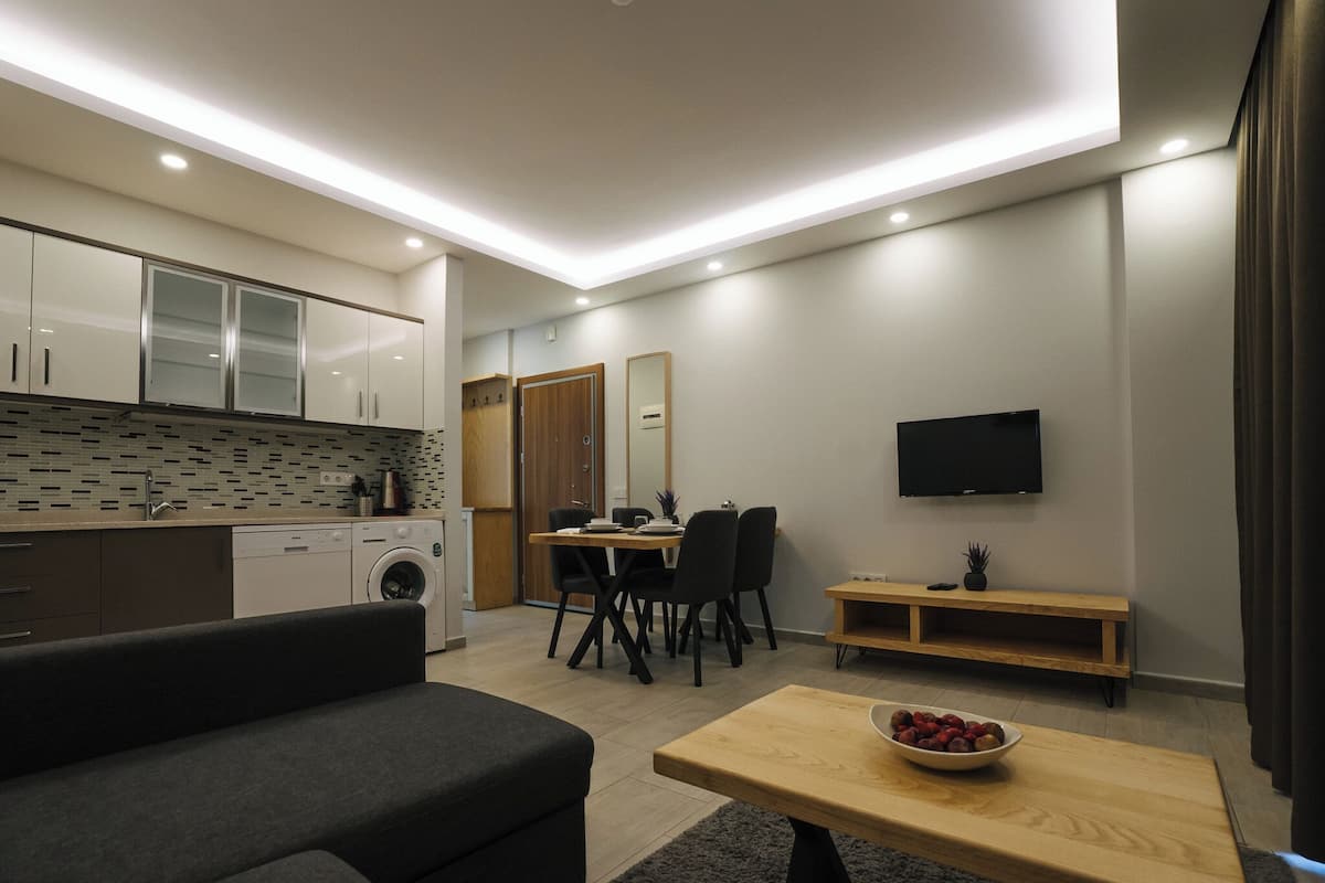 1 bedroom, individually decorated, desk, laptop workspace