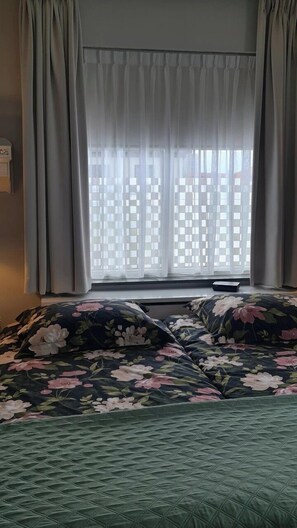 Deluxe Double Room, 2 Twin Beds, Non Smoking, Refrigerator & Microwave | Egyptian cotton sheets, premium bedding, memory foam beds