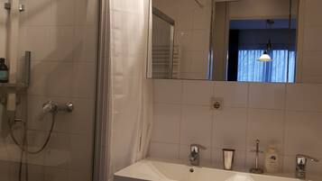 Chambre Double Deluxe, 2 lits une place, non-fumeurs, réfrigérateur et four à micro-ondes | Salle de bain | Douche, douche à « effet pluie », articles de toilette gratuits
