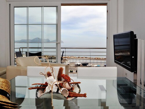 Minimal, sea views apartment first line