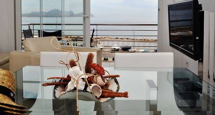Minimal, sea views apartment first line