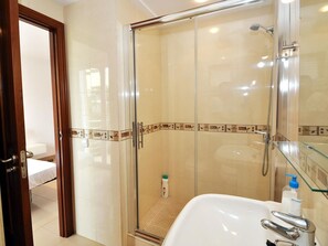 Badewanne, Haartrockner, Handtücher