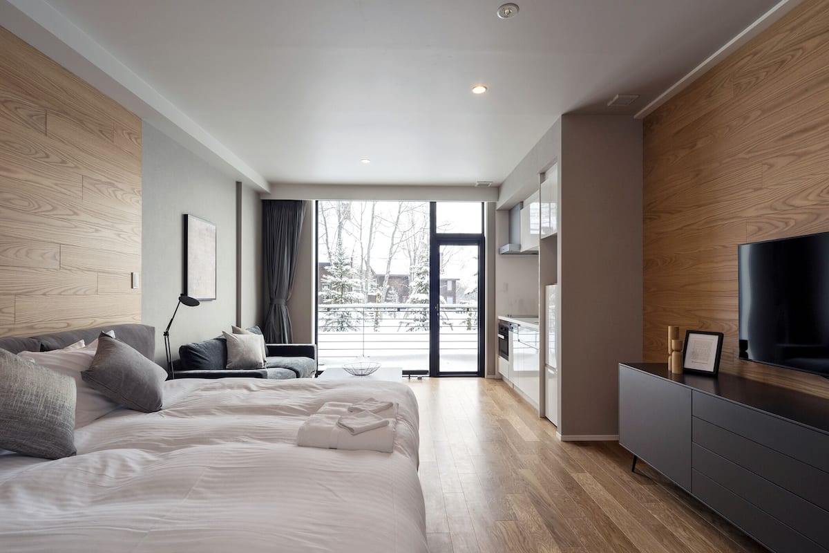 Studio with Balcony (45 sqm), Non Smoking | In-room safe, WiFi (free), bed sheets