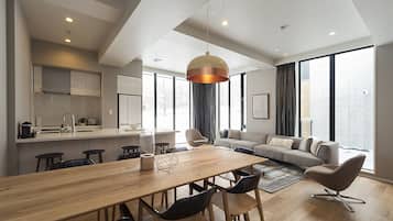 3 Bedrooms (148 sqm), Non Smoking | Private kitchen | Microwave, paper towels