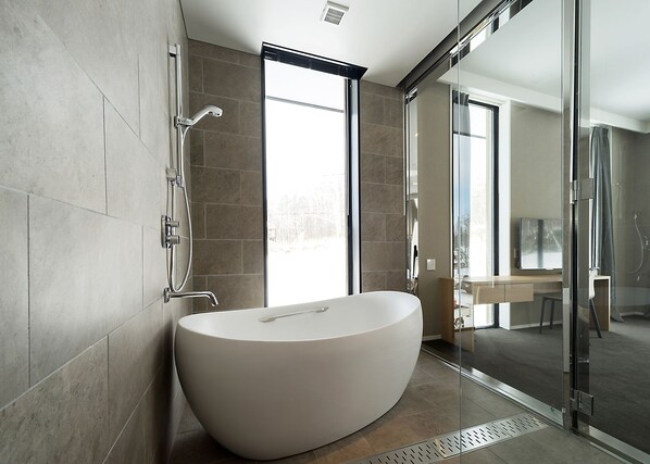 Penthouse, Non Smoking (244 sqm) | Bathroom | Free toiletries, hair dryer, slippers, towels