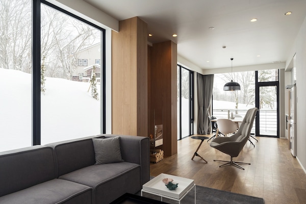 Habitación, 1 habitación, no fumadores, balcón (71 sqm) | Zona de estar | Una televisión de pantalla plana