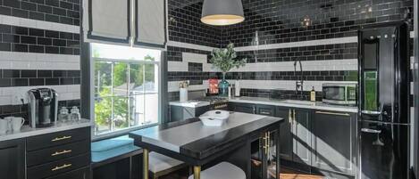 Een koelkast, een microgolfoven, een oven, een kookplaat