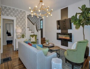 スマートテレビ、暖炉、書庫、ステレオ