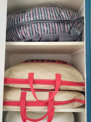 Cuna de viaje, wifi gratis y ropa de cama