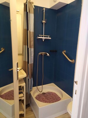 Ducha, secador de pelo, toallas, jabón