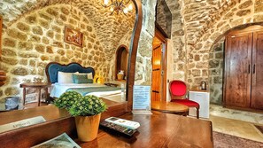Frette Italian sheets, premium bedding, memory-foam beds, free minibar - Fairouz Otel (Mardin)