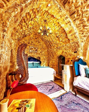 Deluxe-Zimmer, Badewanne, Blick auf den Innenhof | Italienische Bettbezüge von Frette, hochwertige Bettwaren