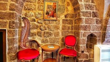 Familiekamer, Meerdere bedden, bubbelbad, uitzicht op de stad | Italiaanse Frette-lakens, luxe beddengoed