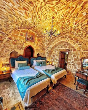 Frette Italian sheets, premium bedding, memory-foam beds, free minibar - Fairouz Otel (Mardin)