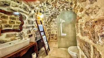Classic Room, 1 Double Bed, Patio, Garden View | Bathroom | Rainfall showerhead, designer toiletries, hair dryer, slippers