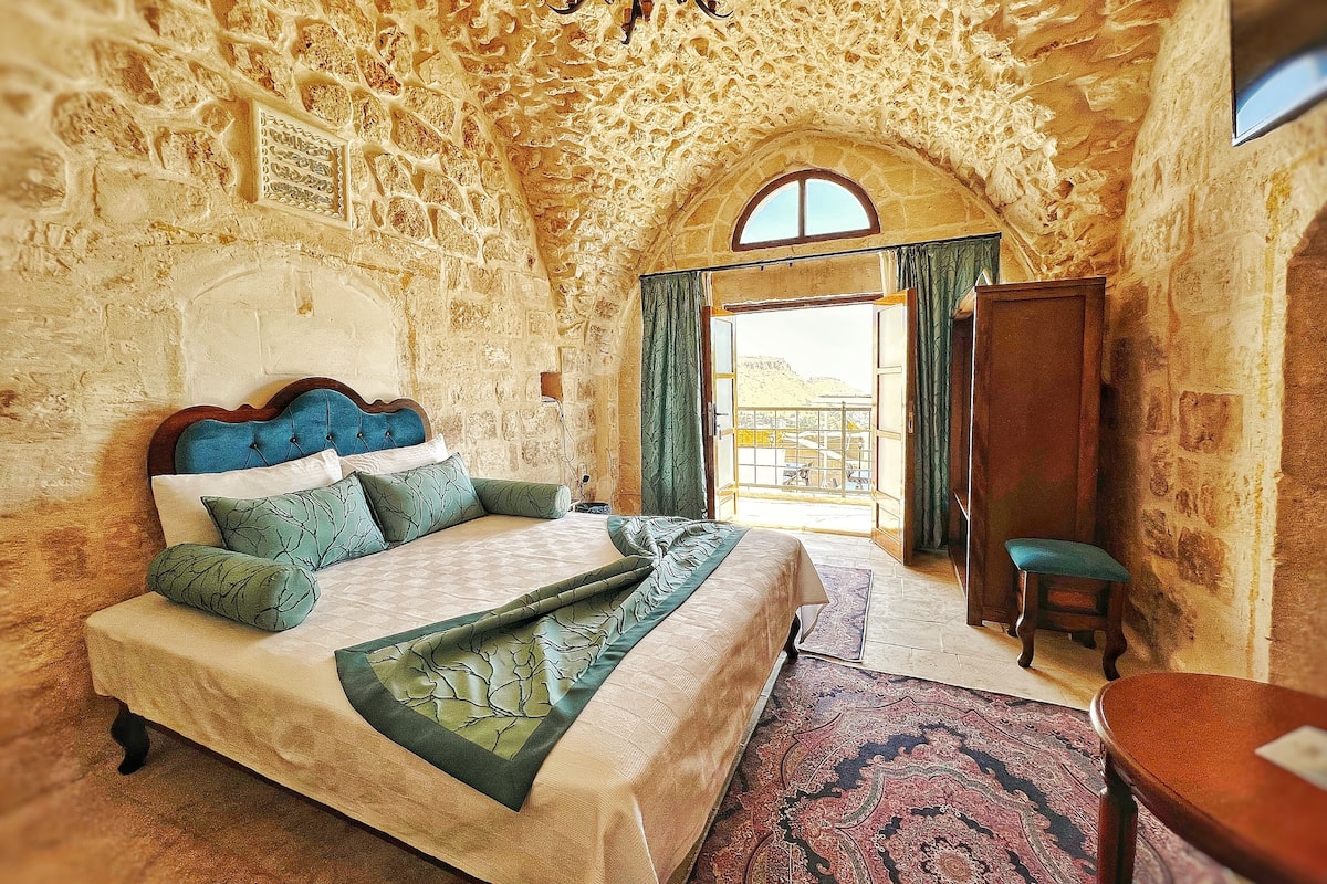 Exclusieve kamer, 1 twee- of 2 eenpersoonsbedden, 1 kingsize bed, balkon, uitzicht op stad | Italiaanse Frette-lakens, luxe beddengoed, bedden met traagschuimmatras