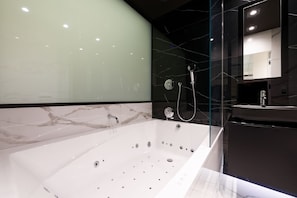 Superior Apartment | Jetted tub