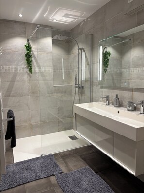 Combined shower/tub
