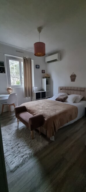 5 quartos, ferros/tábuas de passar roupa, berço de viagem