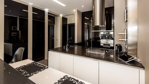 Una cocina moderna con una isla central, electrodomésticos de acero inoxidable y un diseño elegante.