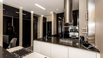 Refrigerador, horno, placa de cocina, lavavajillas