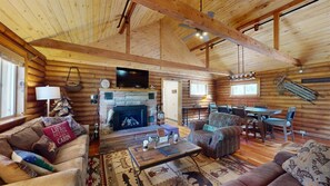 Smart TV, fireplace - Grandpa's Cabin on the River (Gunnison)