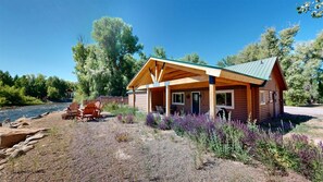 Exterior - Grandpa`s Cabin on the River (Gunnison)