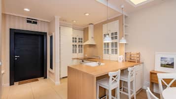 Deluxe Apartment | Private kitchen | Stovetop, cookware/dishes/utensils