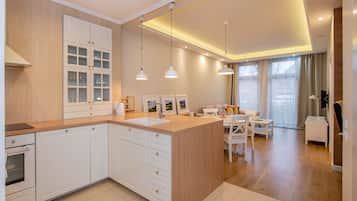 Deluxe Apartment | Private kitchen | Stovetop, cookware/dishes/utensils