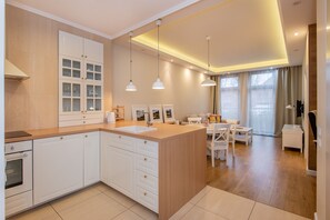 Deluxe-lejlighed | Privat køkken | Kogeplade, køkkentøj/tallerkener/redskaber