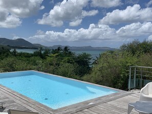 Alberca al aire libre y alberca climatizada