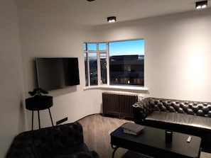 TV, offices - AVA One Bedroom - on the Rainbow street (Reykjavík)