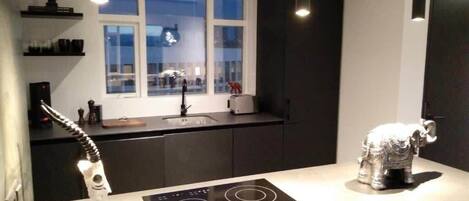 Réfrigérateur, micro-ondes, four, plaque de cuisson