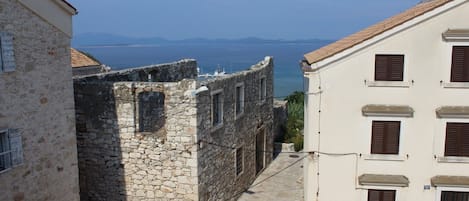 Hiên
