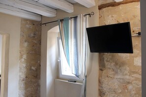 Een 32-inch flatscreentelevisie met satellietzenders en televisie