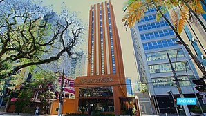 Un hôtel moderne doté d’une façade verticale imposante et d’une enseigne indiquant « HÔTEL VILA GALÉ PAULISTA ».