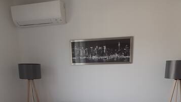 1 slaapkamer, een strijkplank/strijkijzer, reisbedje, gratis wifi