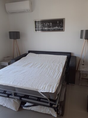 1 habitación, tabla de planchar con plancha y cuna de viaje 