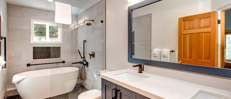 Dusche, kostenlose Toilettenartikel, Haartrockner, Handtücher