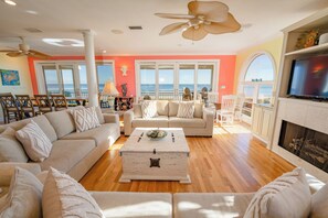 Fernseher, Kamin, DVD-Player, Bücher