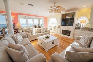 Fernseher, Kamin, DVD-Player, Bücher