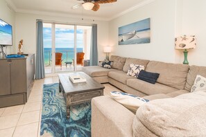 Téléviseur à écran plat, lecteur de DVD, livres, sélection de musique