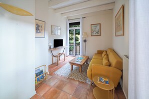 Smart TV, libros y oficina 