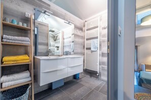 Douche, séchoir à cheveux, serviettes fournies, savon