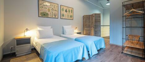 3 habitaciones, tabla de planchar con plancha y cuna de viaje