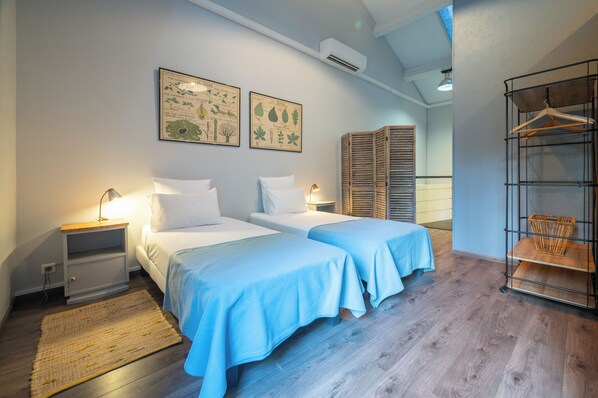 3 habitaciones, tabla de planchar con plancha y cuna de viaje 