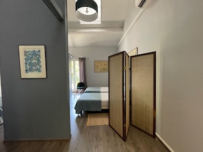 3 habitaciones, tabla de planchar con plancha y cuna de viaje 