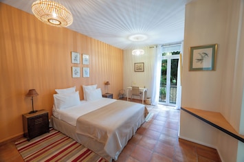 PremiÚre grande chambre au rez-de-chaussée, avec vue jardin, lit queen size